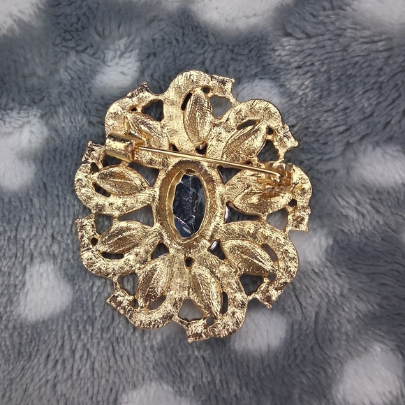 Cute Brooch - Picture 2 of 2